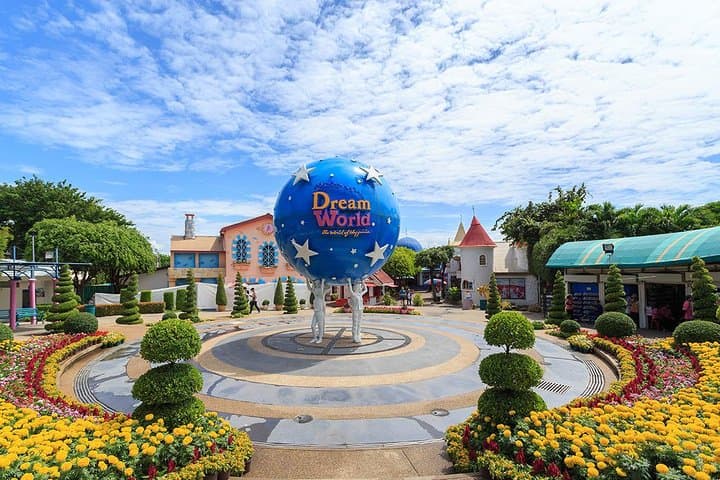 Dream World Bangkok: Full-Day Theme Park Tour with Transfer, Snow Town & Lunch