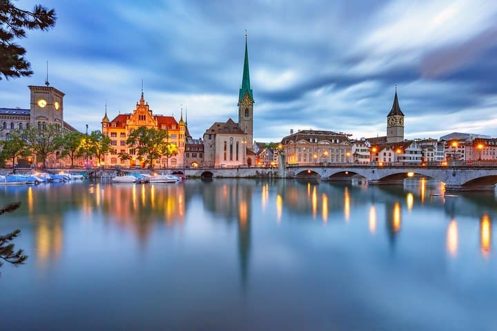 Zurich Private Walking Tour: Altstadt, Bahnhofstrasse & Limmat River in 2 Hours