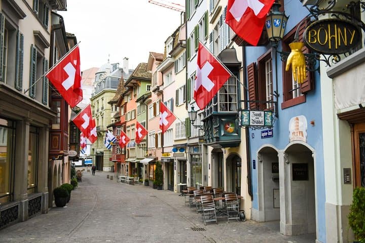 Zurich Private Walking Tour: Altstadt, Bahnhofstrasse & Limmat River in 2 Hours photo 4