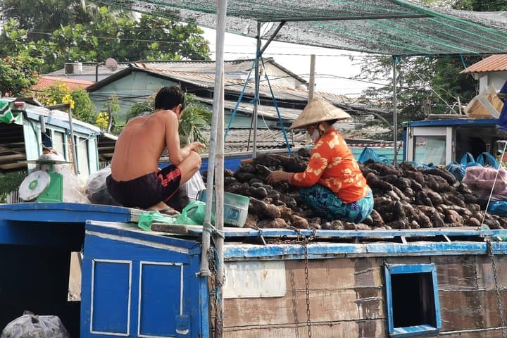 Cai Be Mekong Delta Day Trip: Floating Market, Sampan & Village Crafts photo 4