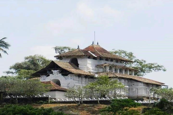 Kandy City Tour: Temple of the Tooth, Lake Walks & Hilltop Tea Views photo 4