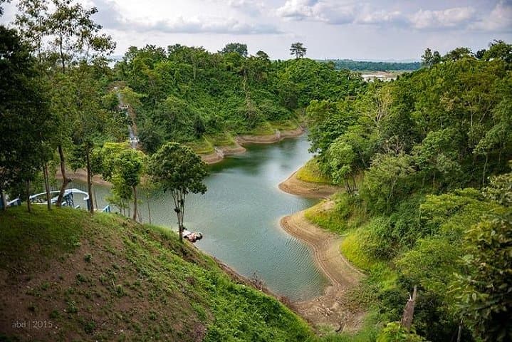 Chittagong Day Tour: Patenga Beach, Foy's Lake & Colonial Landmarks