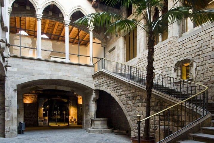 Unlock Barcelona: The Ultimate City Card for Museums and Public Transport Access photo 2