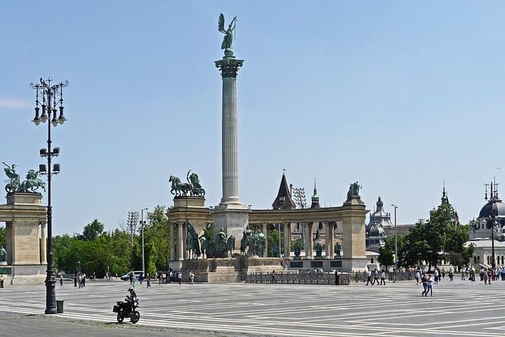 Private Budapest by Car: Hit the City's Best Sights in 4 Hours photo 2