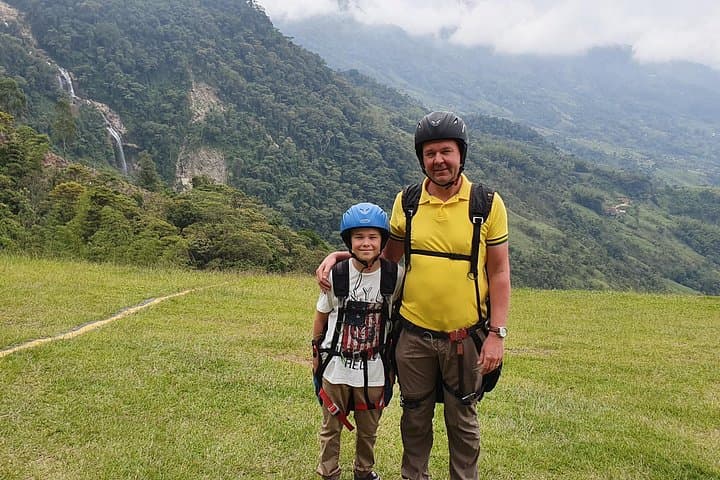 Medellín Adventure: Paragliding Over Waterfalls and Class IV Rafting in Cocorná photo 4