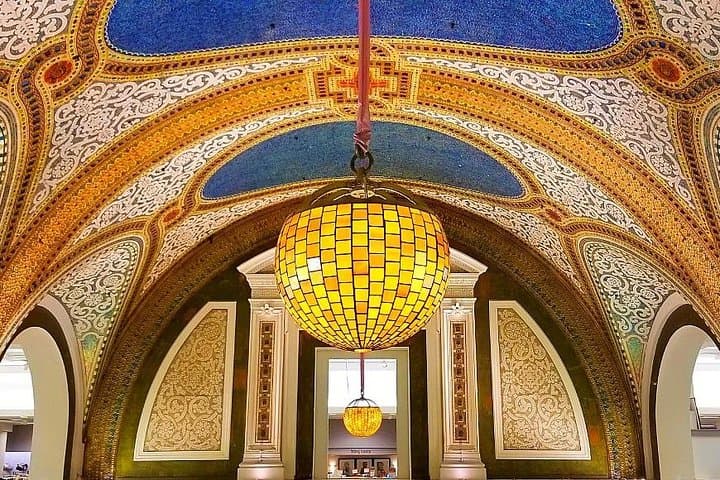 Chicago Christmas Loop Walking Tour: Architecture, Holiday Windows & Christkindlmarkt