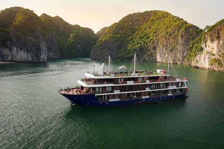 Lan Ha Bay 2-Day Overnight Cruise with Kayaking and Cave Visit