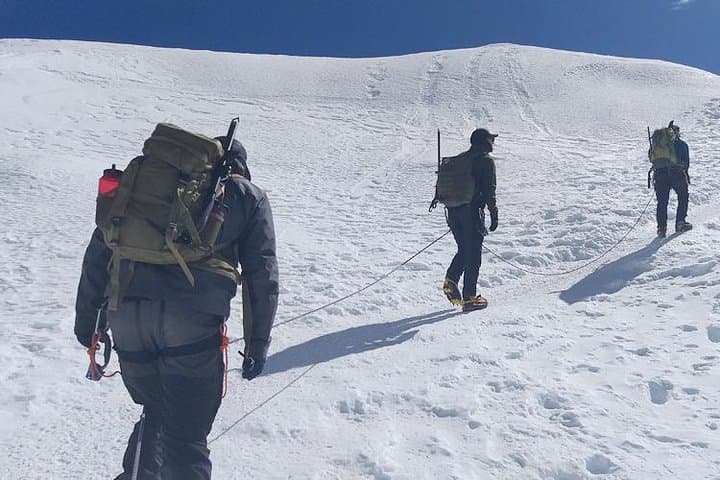 Mera Peak Climbing: 14–15 Day Himalayan Expedition to 6,461m photo 3