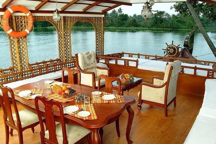 Kerala 5-Day Munnar, Thekkady & Alleppey Tour with Private Houseboat photo 2