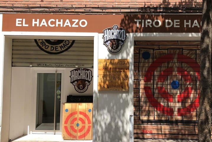 Premium Ax Throwing Experience in Madrid: 2-Hour Skills & Competition photo 3