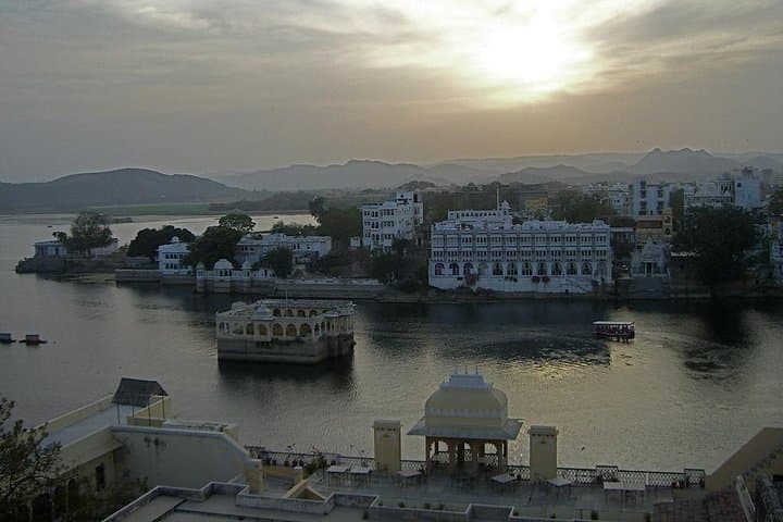 Sunlit Ghats & Lake Pichola Boat Walk — Udaipur Guided Ghat Tour photo 3