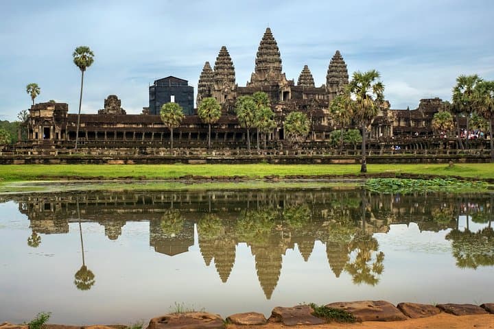 2-Day Angkor Wat Tour: Sunrise, Bayon Faces & Tonle Sap Floating Villages