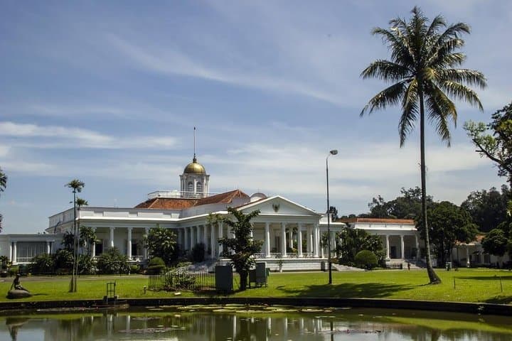 Full-Day Bogor Botanical Gardens and Batik Workshop from Jakarta photo 3