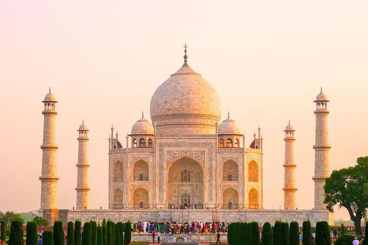 Taj Mahal Sunrise & Fatehpur Sikri: Overnight Agra Tour from Delhi