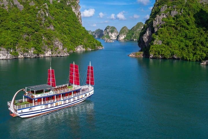 Luxury Day Cruise in Ha Long Bay: Amazing Sails Through Bai Tu Long photo 2