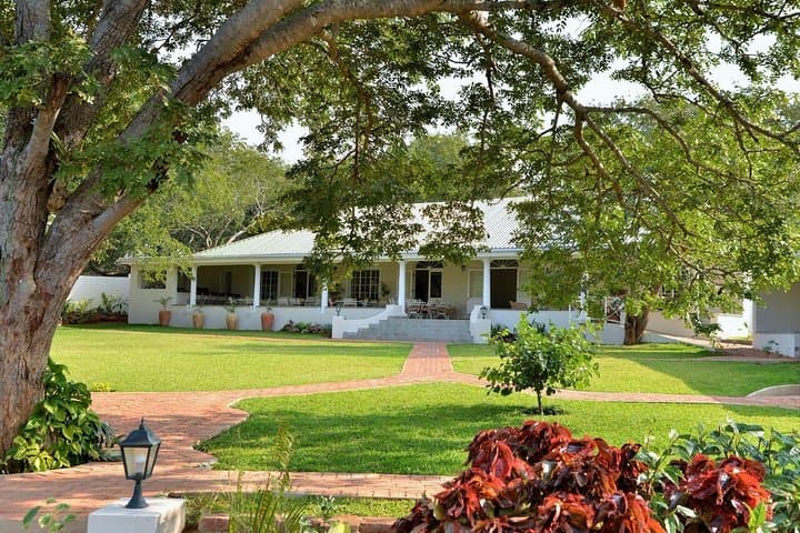Victoria Falls 5-Day Batonka Guest Lodge Package: Falls, Chobe Safari & Zambezi Cruise