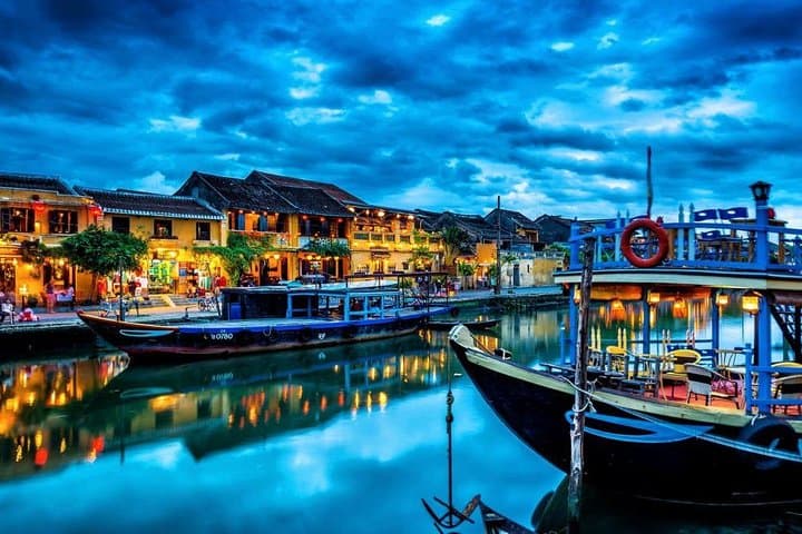 Hoi An Lantern Boat Tour: Old Town Walk, Japanese Bridge & River Lantern Release photo 2