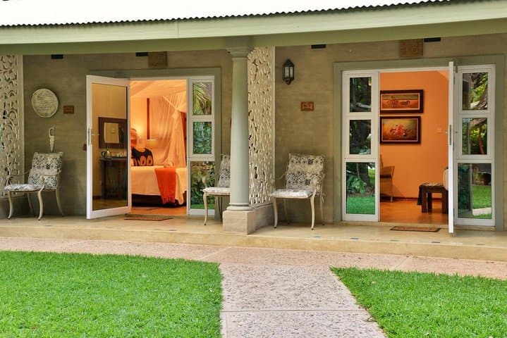 Victoria Falls 4-Day Bayete Guest Lodge Package — Zambezi Cruise, Chobe Safari & Falls Tour
