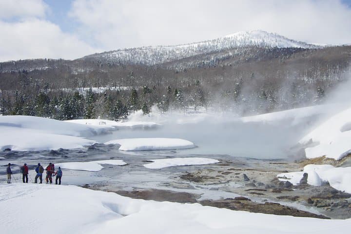 Goshougake Oyunuma Snowshoeing: Fluffy New Snow & Steaming Fumaroles at 1,000m