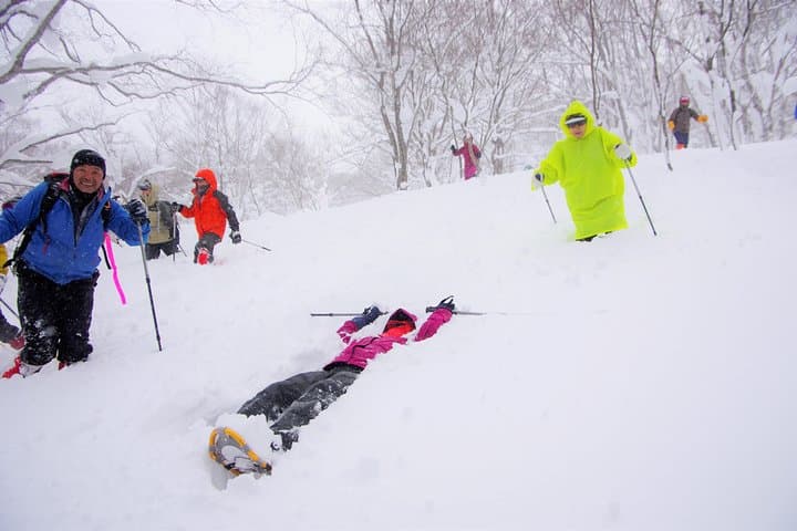 Goshougake Oyunuma Snowshoeing: Fluffy New Snow & Steaming Fumaroles at 1,000m photo 5