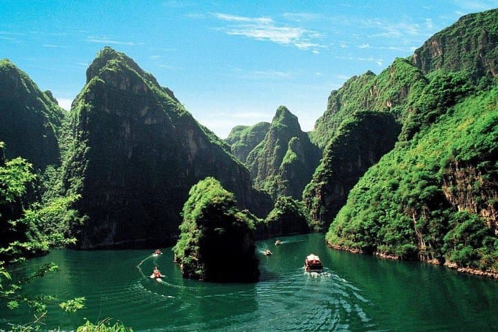 Day Trip to Longqing Gorge & Guyaju Caves: Cruise the Ravine and Explore Ancient Cliff Dwellings photo 2