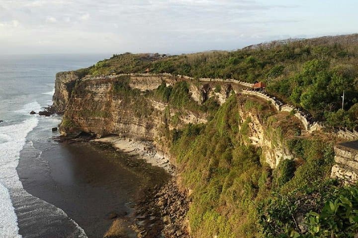 Uluwatu Temple & Kecak Dance: Cliffside Sunset Tour with Jimbaran Seafood Dinner
