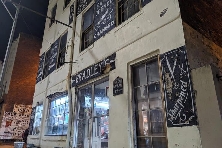 Savannah True Crime Pub Crawl — Original Murder Tour & Cocktail Walk photo 6