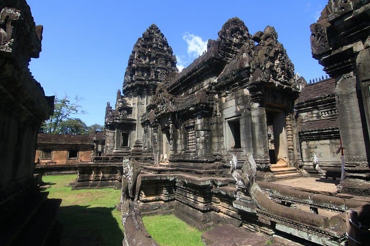 Banteay Srei & Tonle Sap Day Tour — Temples, Lunch, and Floating Villages from Siem Reap photo 3