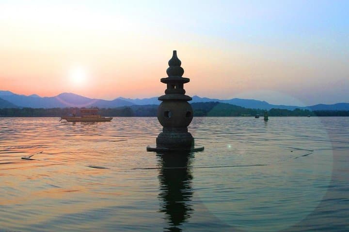 Hangzhou Day Trip: West Lake Cruise, Hefang Street & Hu Qing Yu Pharmacy