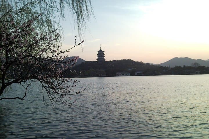 Hangzhou Day Trip: West Lake Cruise, Hefang Street & Hu Qing Yu Pharmacy photo 2