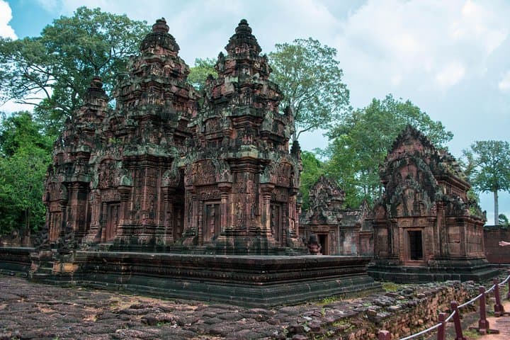 Kbal Spean & Banteay Srei Temple Tour from Siem Reap — River of 1000 Lingams Hike and Pink Sandstone Temples photo 4