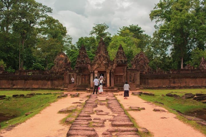 Kbal Spean & Banteay Srei Temple Tour from Siem Reap — River of 1000 Lingams Hike and Pink Sandstone Temples photo 5