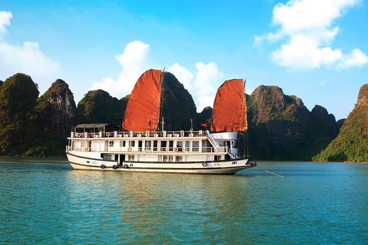 Halong Bay 2-Day Fantasea Cruise: Overnight Limestone Island Adventure
