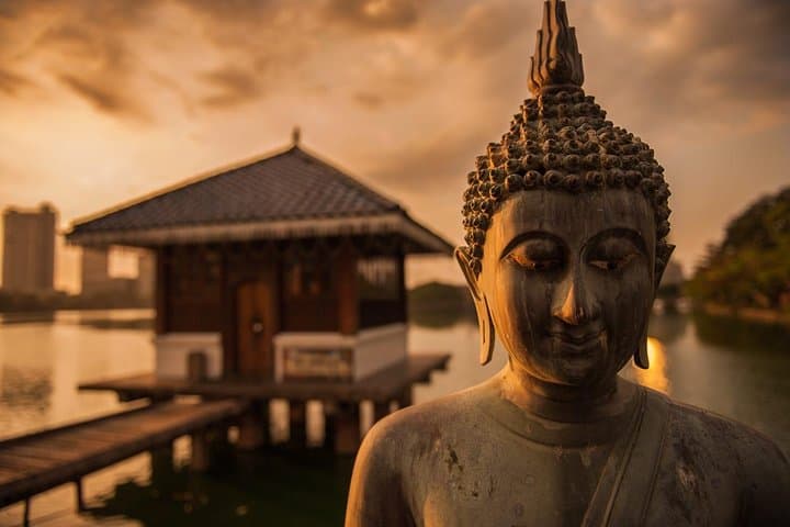 Colombo City Day Tour — Colonial Landmarks, Temples & Galle Face Sunset