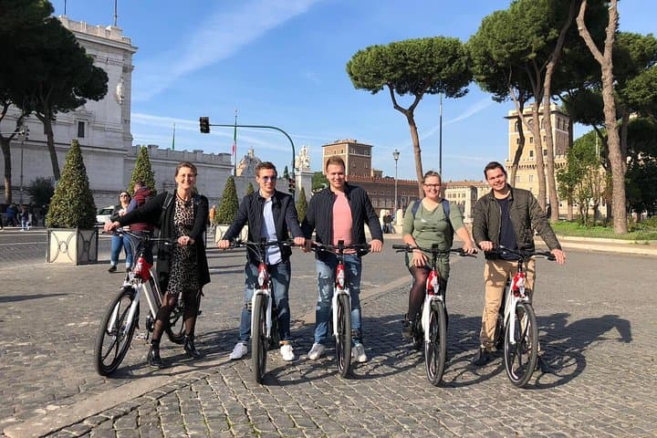 Classic Rome Bike Tour: 3-Hour Highlights Cycling Experience photo 3