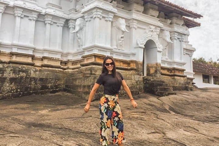 Explore the Enchanting Hill Country of Sri Lanka photo 4