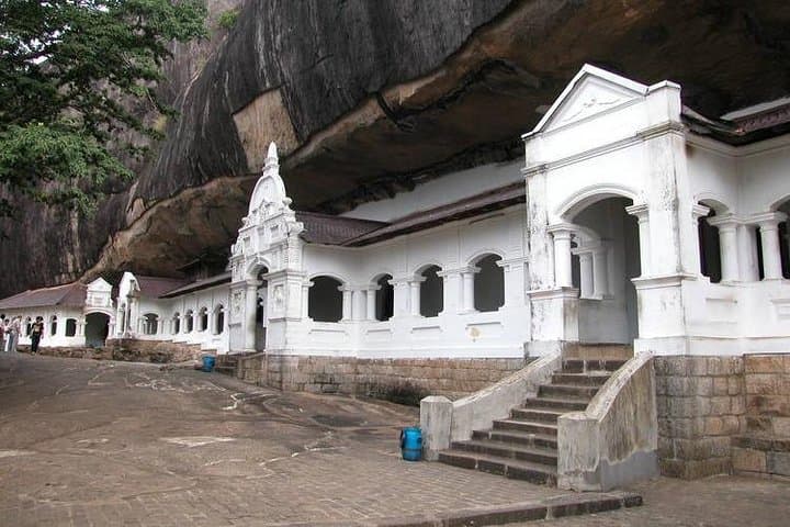 Climb Sigiriya & Explore Dambulla: Full-Day Cultural Hike in Sri Lanka