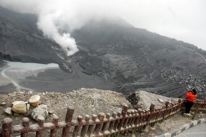 Bandung Day Trip: Tangkuban Perahu Volcano, Sari Ater Hot Springs & Saung Angklung Udjo