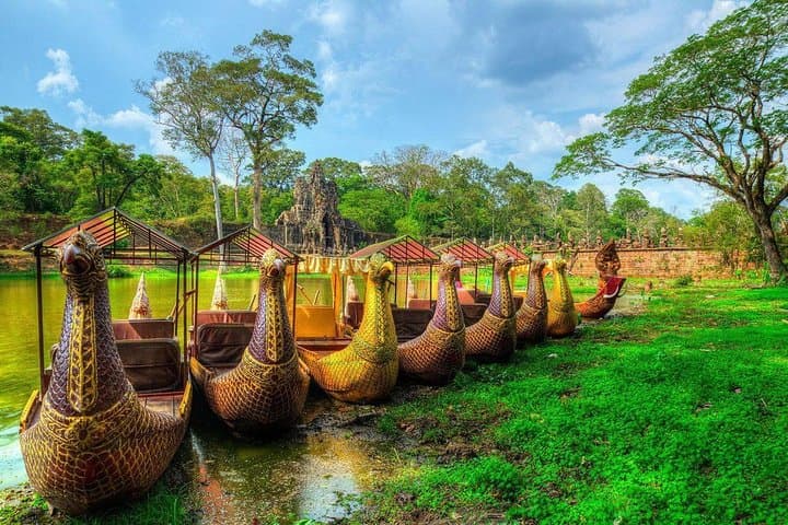 Sunrise at Angkor Wat: Private Guided Tour with Champagne Breakfast photo 4