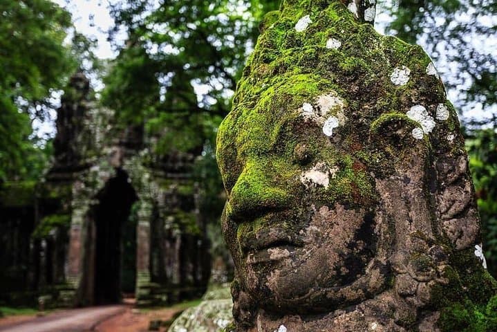 Sunrise at Angkor Wat: Private Guided Tour with Champagne Breakfast photo 5
