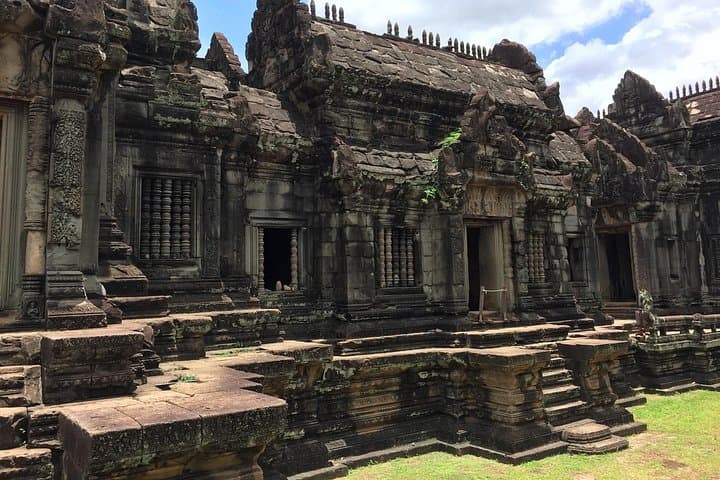Private One-Day Tour to Kbal Spean, Banteay Srei & Banteay Samre photo 1