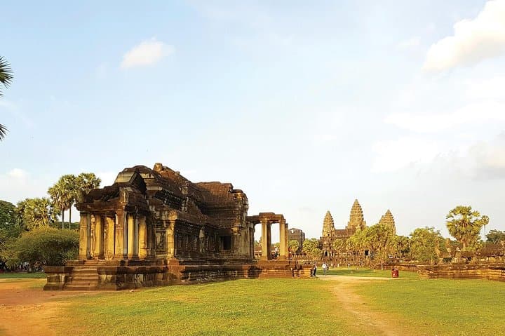 5-Day Private Tour: Angkor Wat to Phnom Penh Highlights photo 4