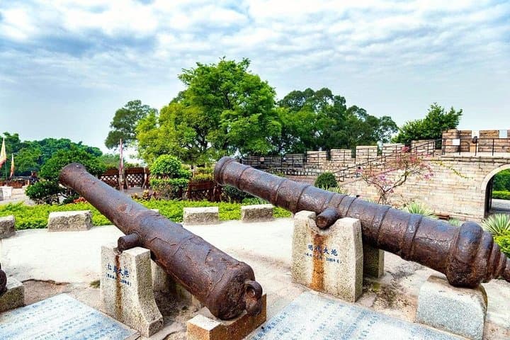 Two-Day Xiamen Highlights: Gulangyu Island, Nanputuo Temple & Riyuegu Hot Springs photo 4