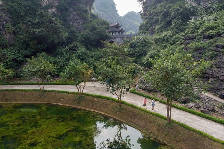 Hang Mua Viewpoint & Trang An: Tam Coc Boat Ride and Hoa Lu Ancient Capital Day Tour photo 4
