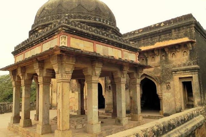Mehrauli Archaeological Park Guided Walking Tour — Qutub Minar & Hidden Ruins photo 5