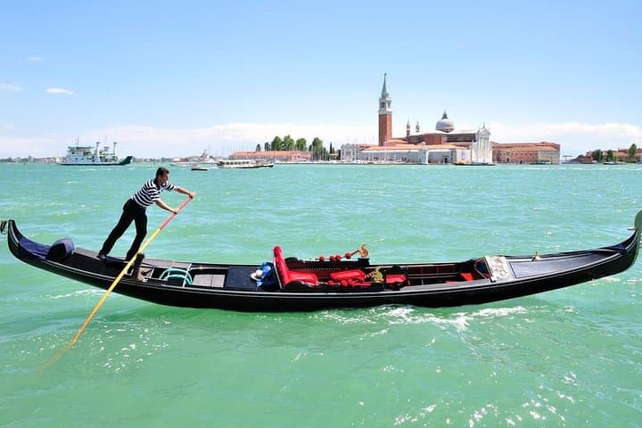 Venice Private Gondola Tour: 30-Minute Classic Ride on the Grand Canal photo 4