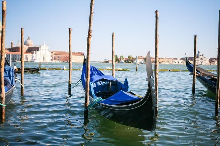 Venice Private Gondola Tour: 30-Minute Classic Ride on the Grand Canal photo 1