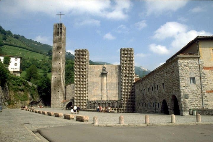 Three-Temple Tour Along the Path of St. Ignatius — Day Trip from Bilbao