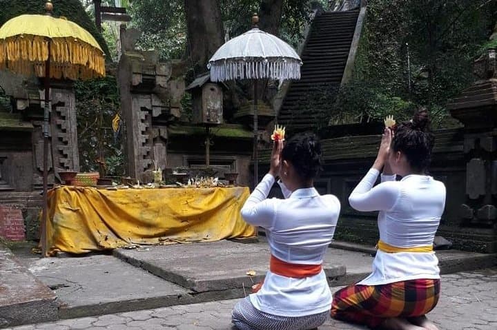 Melukat at Pura Mengening: Holy Water Purification Ceremony Near Ubud, Bali photo 2