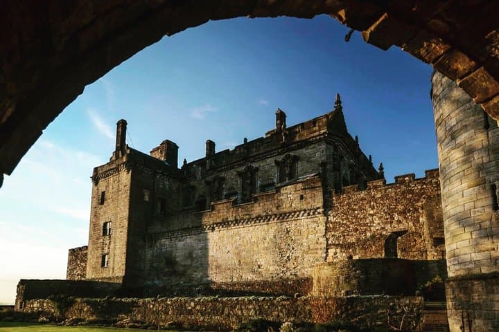 Stirling Castle and Scotland's Oldest Whisky Distillery — Private Portuguese Tour from Edinburgh